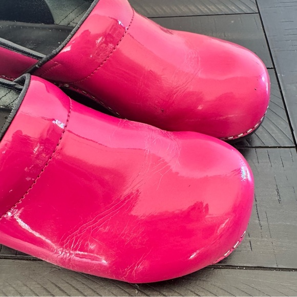 Sanita Clogs Slip On EU Size 41 US Size 10 Fuchsia Patent Leather Round Toe - Picture 6 of 13